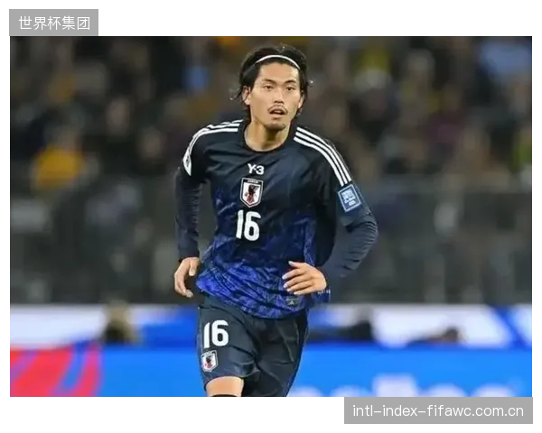 町田浩树的身高优势为日本队防空提供保障,他将是中后卫位置的重要轮换球员。 町田浩树的身高优势为日本队防空提供保障,他将是中后卫位置的重要轮换球员。